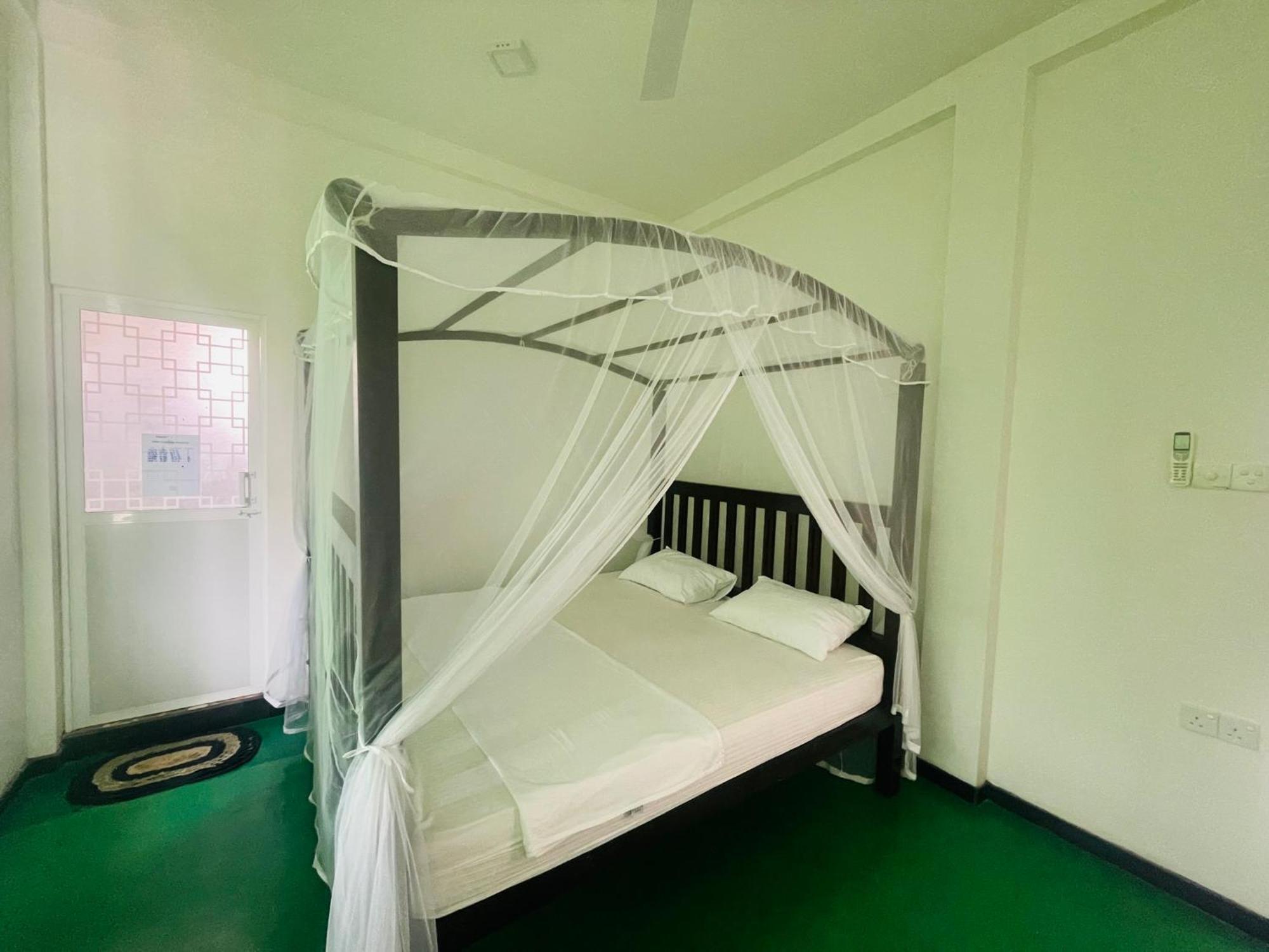 A Pousada Why Not Backpackers Mirissa Exterior foto